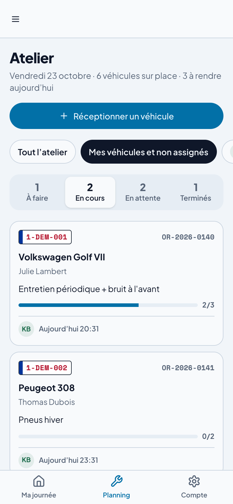 Écran « Planning » sur téléphone : onglets par étape et cartes des véhicules.